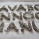Detailbild: 4.000 Stecknadeln stecken in einem weißen Lavabotuch, fügen sich zu einem lateinischen Gebet